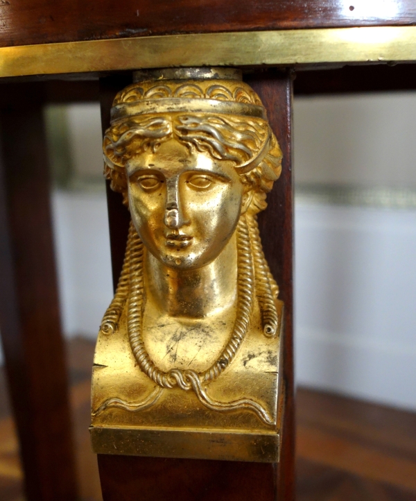 Guéridon d'époque Consulat Empire en acajou, riche garniture de bronzes dorés, marbre Turquin