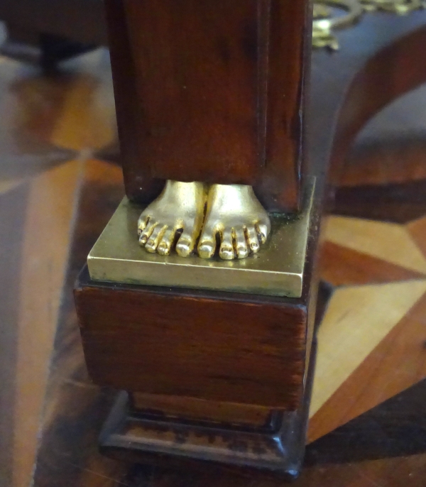 Guéridon d'époque Consulat Empire en acajou, riche garniture de bronzes dorés, marbre Turquin