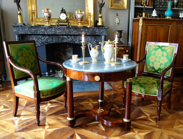 Guéridon / table à thé Empire en acajou, bronze doré au mercure et marbre bleu Turquin