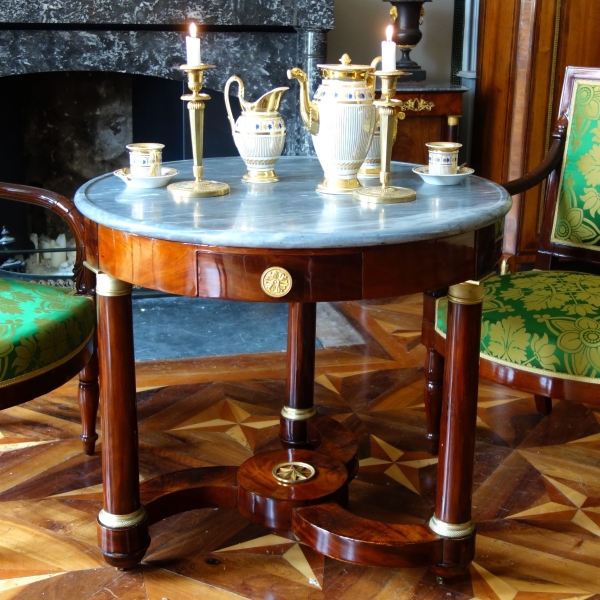 Guéridon / table à thé Empire en acajou, bronze doré au mercure et marbre bleu Turquin