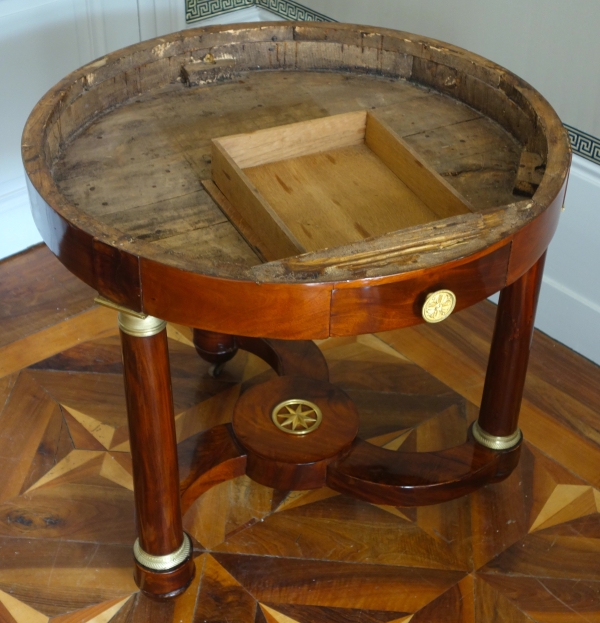 Guéridon / table à thé Empire en acajou, bronze doré au mercure et marbre bleu Turquin