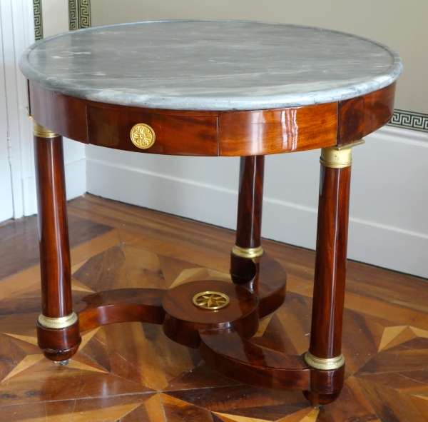 Guéridon / table à thé Empire en acajou, bronze doré au mercure et marbre bleu Turquin