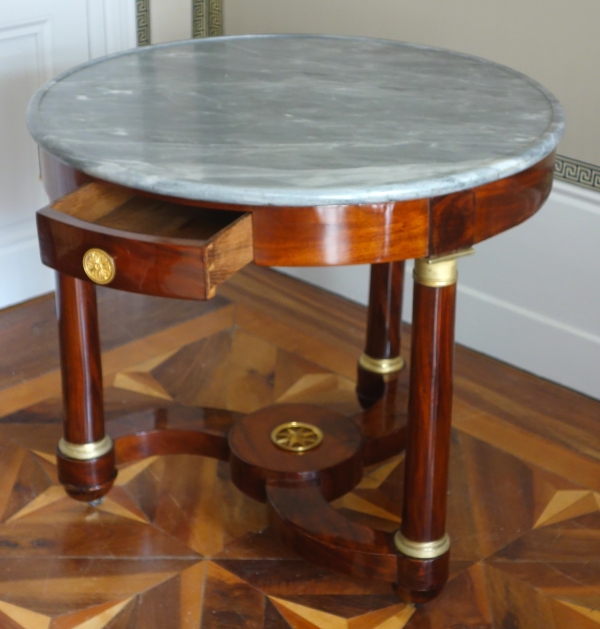 Guéridon / table à thé Empire en acajou, bronze doré au mercure et marbre bleu Turquin