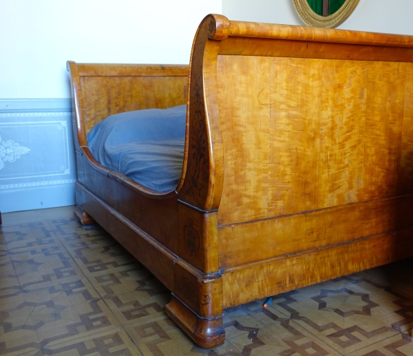 Charles X lemon tree bed, amaranth marquetry, early 19th century - with bedding