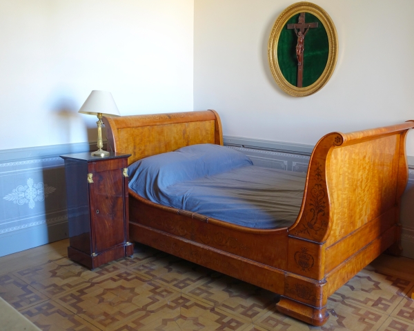 Charles X lemon tree bed, amaranth marquetry, early 19th century - with bedding
