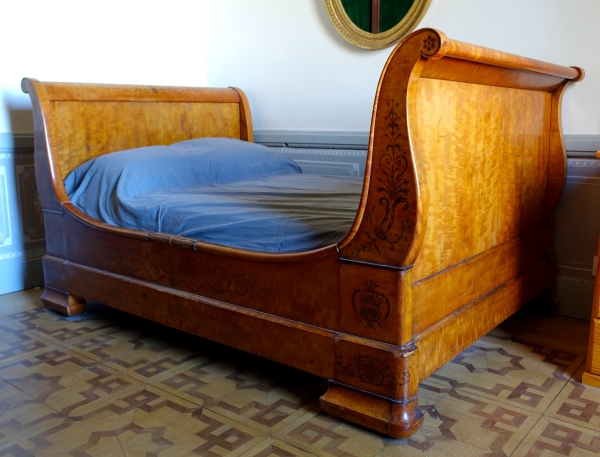 Charles X lemon tree bed, amaranth marquetry, early 19th century - with bedding
