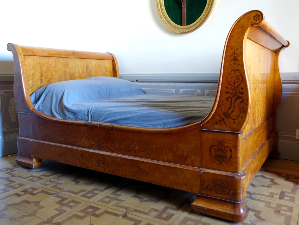 Charles X lemon tree bed, amaranth marquetry, early 19th century - with bedding