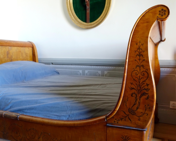 Charles X lemon tree bed, amaranth marquetry, early 19th century - with bedding