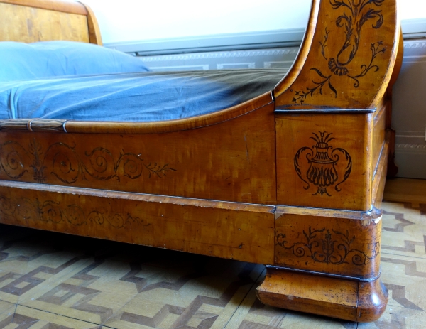 Charles X lemon tree bed, amaranth marquetry, early 19th century - with bedding
