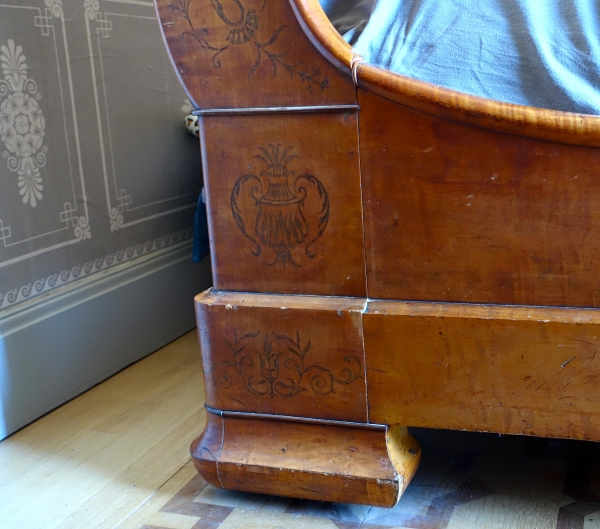 Charles X lemon tree bed, amaranth marquetry, early 19th century - with bedding