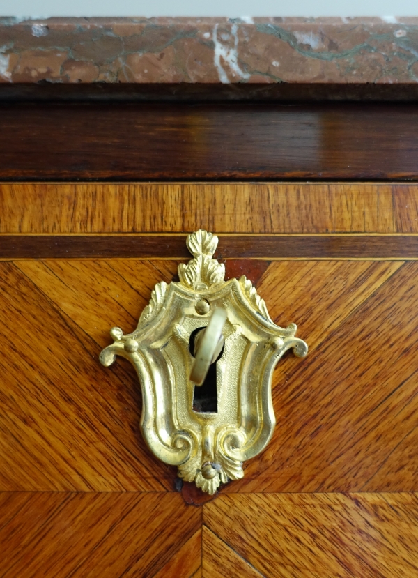 Meuble cartonnier d'époque Transition en marqueterie et bronze doré