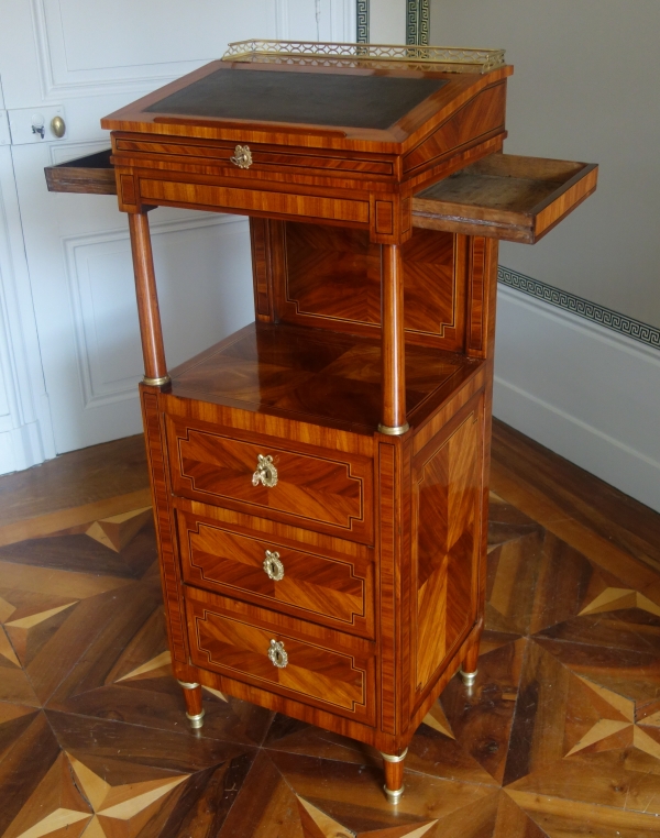 Meuble d'entre deux ou écritoire-debout d'époque Louis XVI en marqueterie