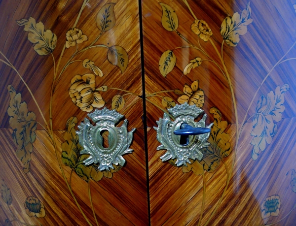 Paire d'encoignures d'époque Louis XV en marqueterie de bois de rose