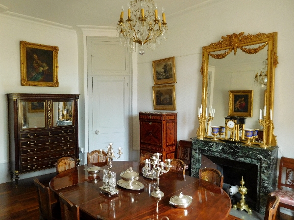 Courte à Dijon : sécrétaire en riche marqueterie trompe l'oeil d'époque Louis XVI