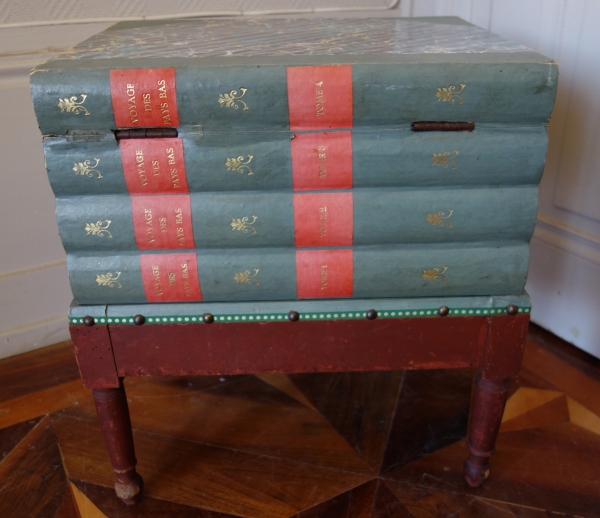 Siège d'aisance simulant une pile de livres Voyage des Pays Bas - début XIXe siècle
