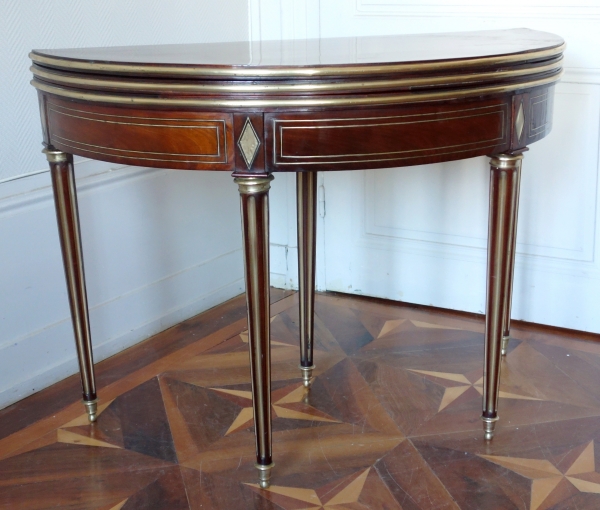 Table à jeu demi-lune / table de salle à manger en acajou à pieds cannelés, époque Directoire fin XVIIIe siècle