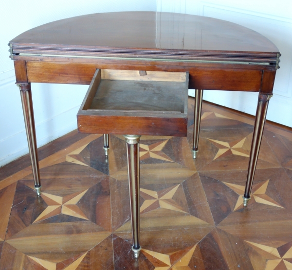 Table à jeu demi-lune / table de salle à manger en acajou à pieds cannelés, époque Directoire fin XVIIIe siècle