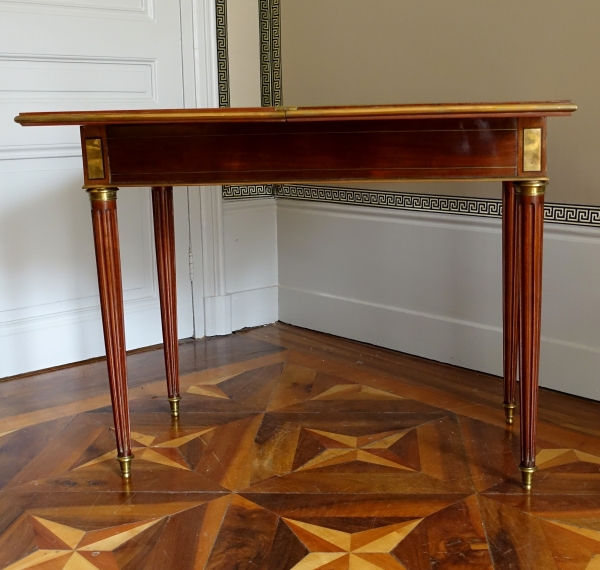 Table à jeux Louis XVI en acajou vers 1800
