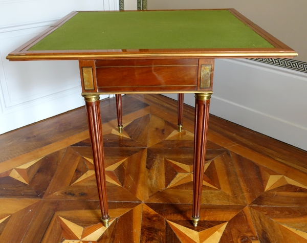 Table à jeux Louis XVI en acajou vers 1800