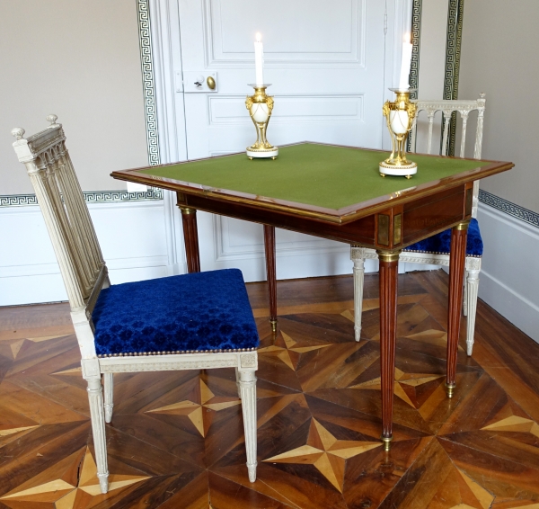 Table à jeux Louis XVI en acajou vers 1800