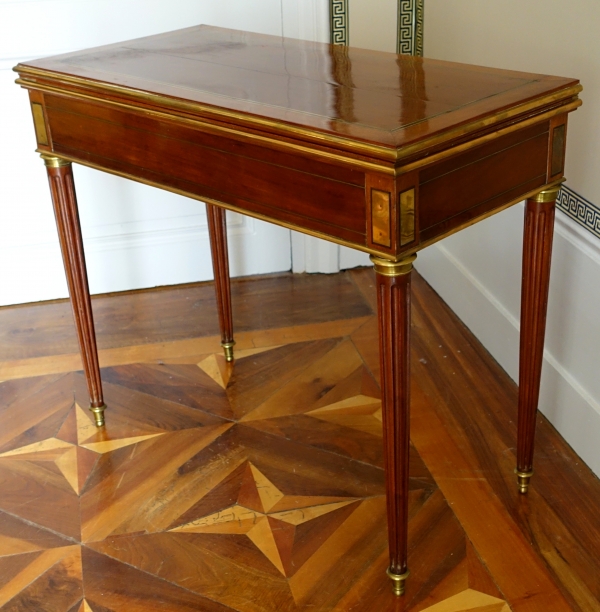 Table à jeux Louis XVI en acajou vers 1800