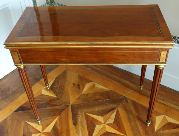 Table à jeux Louis XVI en acajou vers 1800
