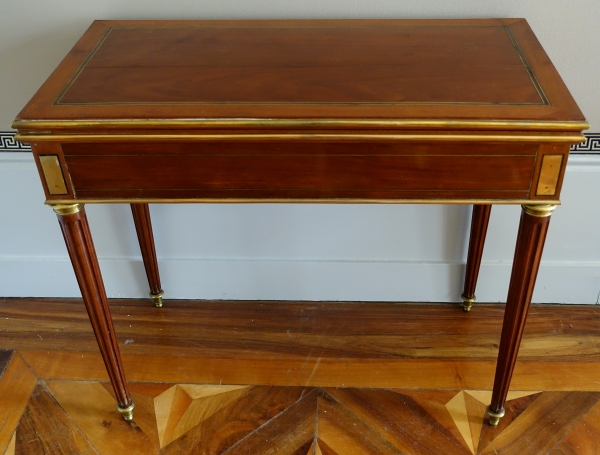 Table à jeux Louis XVI en acajou vers 1800
