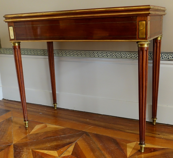 Table à jeux Louis XVI en acajou vers 1800