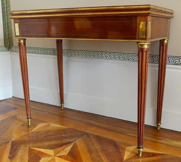 Table à jeux Louis XVI en acajou vers 1800