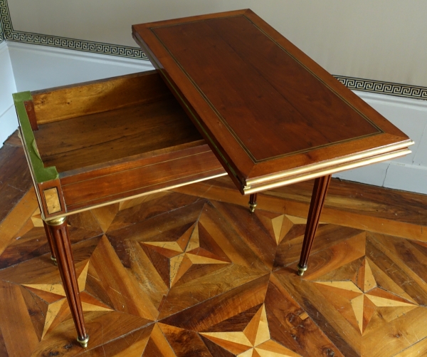 Table à jeux Louis XVI en acajou vers 1800