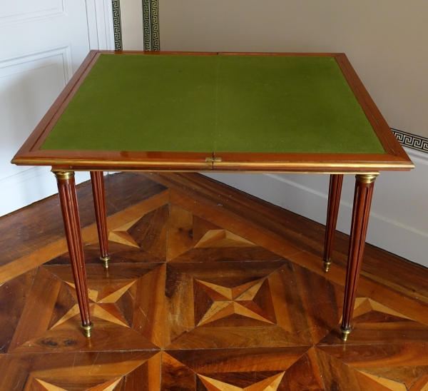 Table à jeux Louis XVI en acajou vers 1800