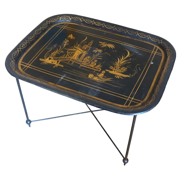 Grand plateau Napoléon III en tôle laquée de chinoiseries, monté en table basse