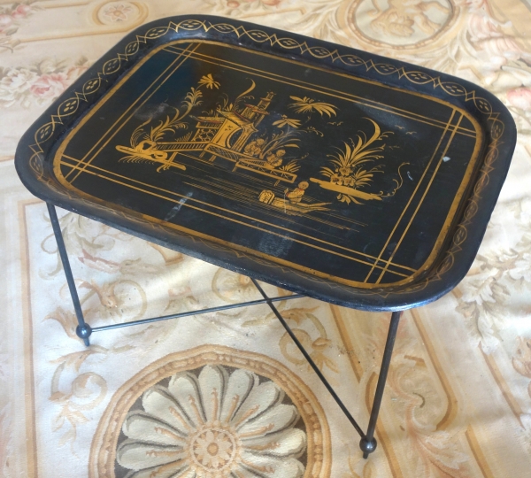 Grand plateau Napoléon III en tôle laquée de chinoiseries, monté en table basse