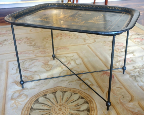 Grand plateau Napoléon III en tôle laquée de chinoiseries, monté en table basse