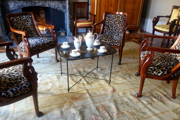 Grand plateau Napoléon III en tôle laquée de chinoiseries, monté en table basse