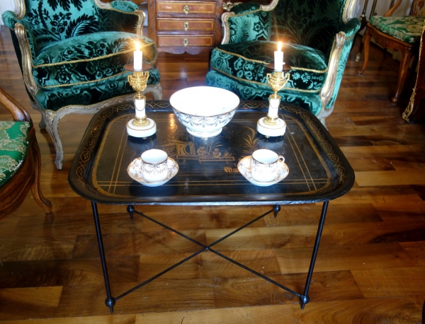 Grand plateau Napoléon III en tôle laquée de chinoiseries, monté en table basse
