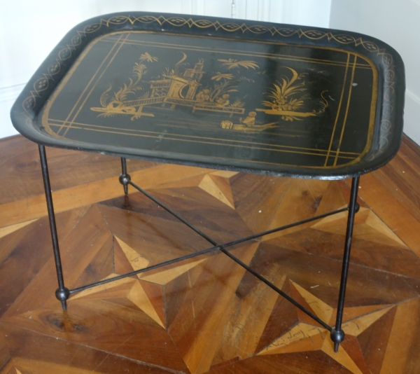 Grand plateau Napoléon III en tôle laquée de chinoiseries, monté en table basse