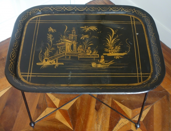 Grand plateau Napoléon III en tôle laquée de chinoiseries, monté en table basse