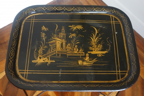 Grand plateau Napoléon III en tôle laquée de chinoiseries, monté en table basse