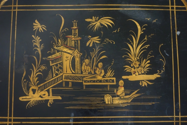 Grand plateau Napoléon III en tôle laquée de chinoiseries, monté en table basse