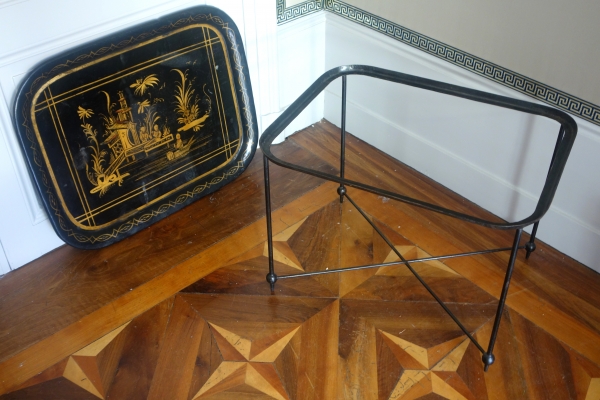 Grand plateau Napoléon III en tôle laquée de chinoiseries, monté en table basse