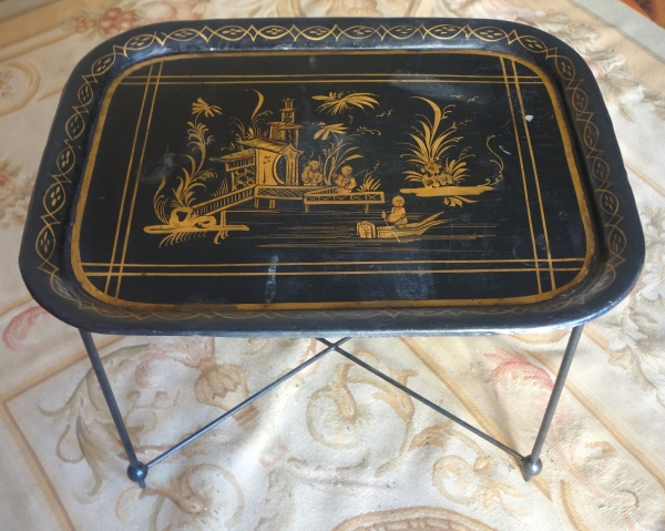 Grand plateau Napoléon III en tôle laquée de chinoiseries, monté en table basse