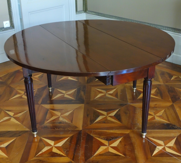 Solid mahogany dining table in the taste of Jean Francois Leleu, Louis XVI period