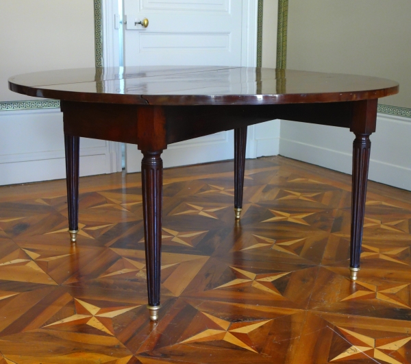 Solid mahogany dining table in the taste of Jean Francois Leleu, Louis XVI period
