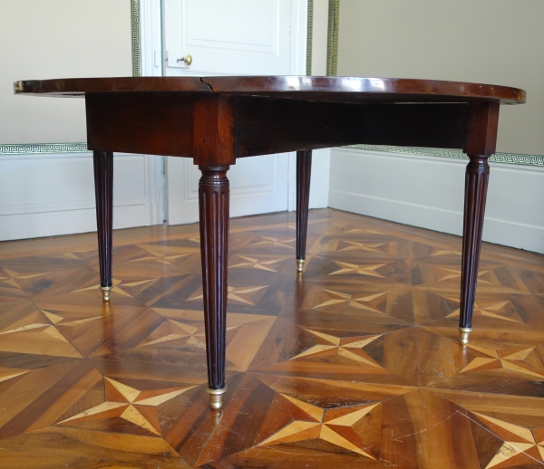 Solid mahogany dining table in the taste of Jean Francois Leleu, Louis XVI period