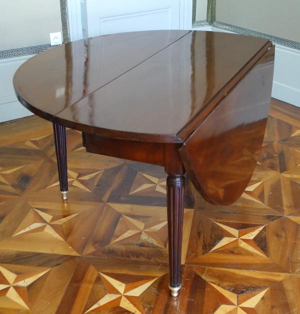 Solid mahogany dining table in the taste of Jean Francois Leleu, Louis XVI period