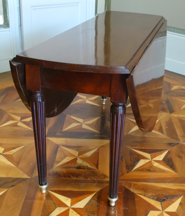 Solid mahogany dining table in the taste of Jean Francois Leleu, Louis XVI period
