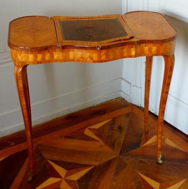 Table rognon liseuse d'époque Louis XV en marqueterie
