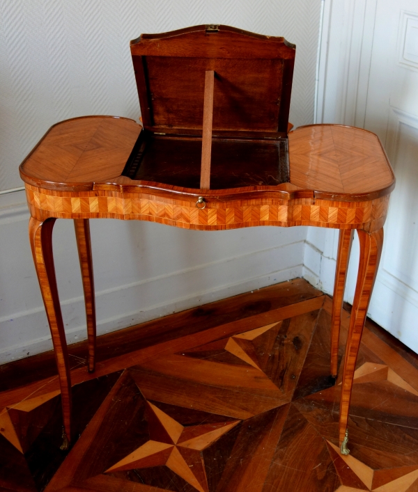 Table rognon liseuse d'époque Louis XV en marqueterie