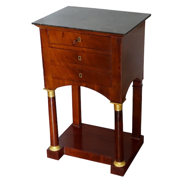 Table de salon ou chevet en pont d'époque Empire en acajou, début XIXe siècle